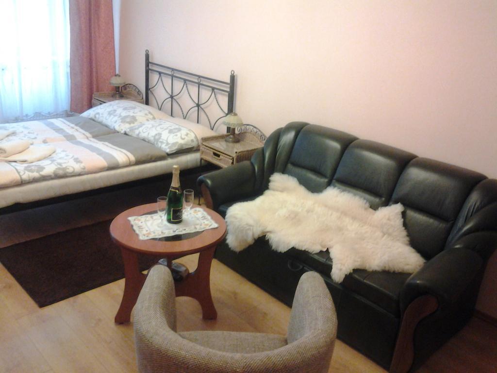 U Tri Jehnatek Apartment Karlovy Vary Room photo